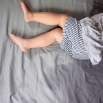 Moczenie nocne. Dlaczego dzieci oddają mocz przez sen?