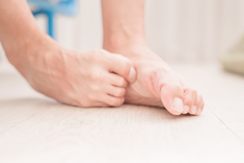 Moczenie stóp w wodzie z solą to też jeden ze sposobów na zapobieganie infekcjom grzybiczym stóp i paznokci /123RF/PICSEL
