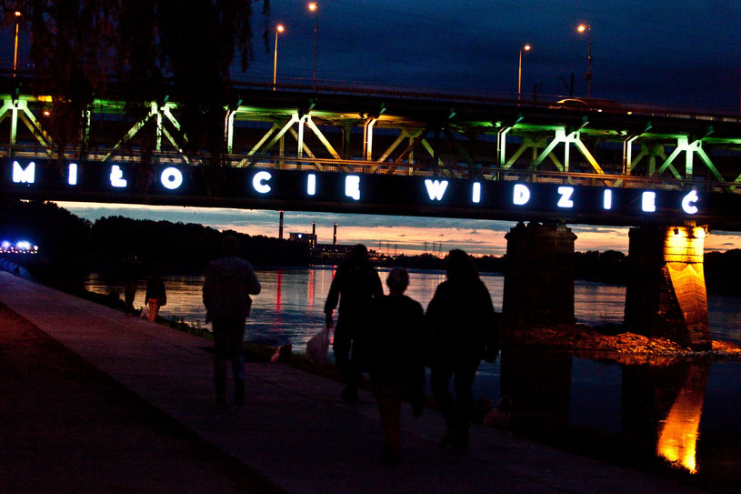 Moda na neony powraca. Świetlne szyldy coraz częściej pojawiają się w polskich miastach /Karol Serewis/East News /East News