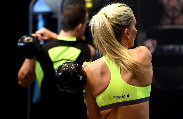 Moda na utrzymywanie dobrej kondycji fizycznej i uczęszczanie do klubów fitness dotarła do Polski /AFP