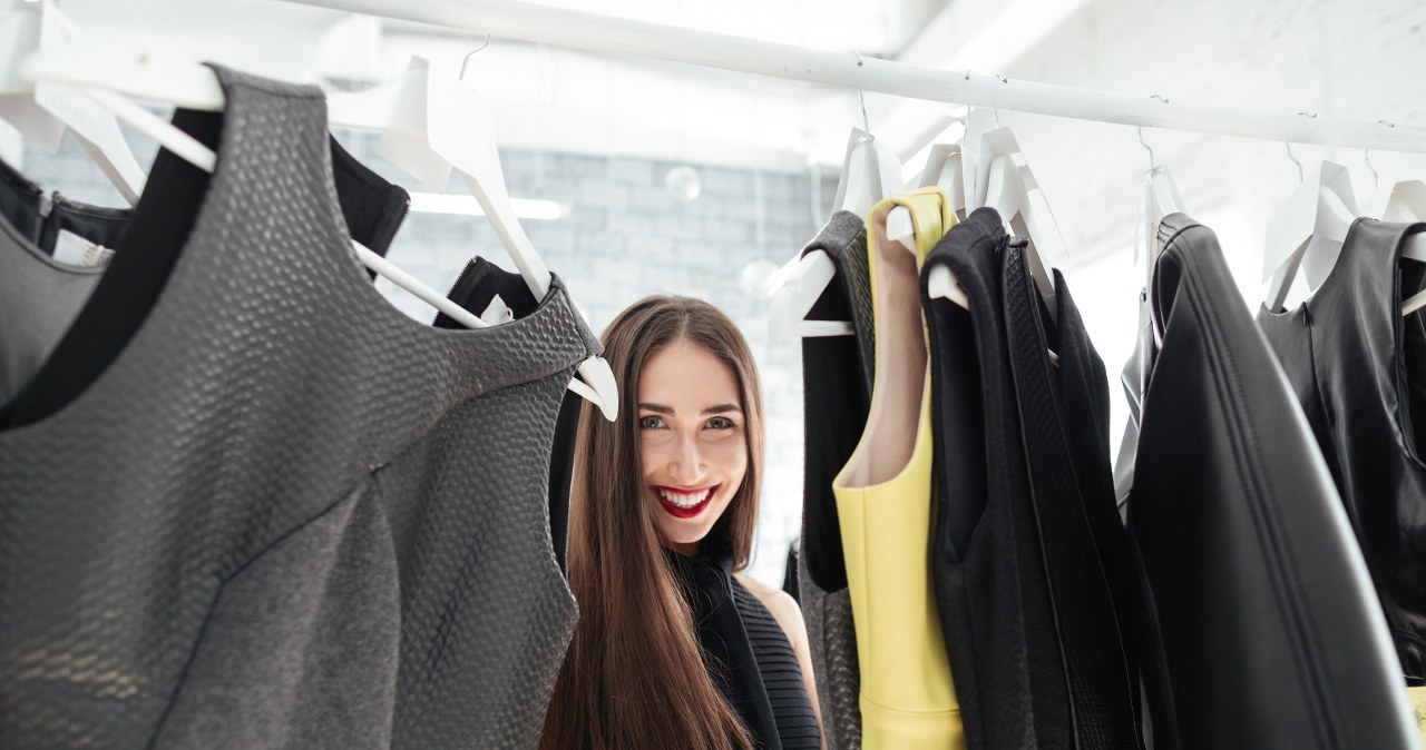 Moda z 2016 roku powraca w wielkim stylu. Sprawdź, czy masz te ubrania w szafie! / vadymvdrobot /Pixel