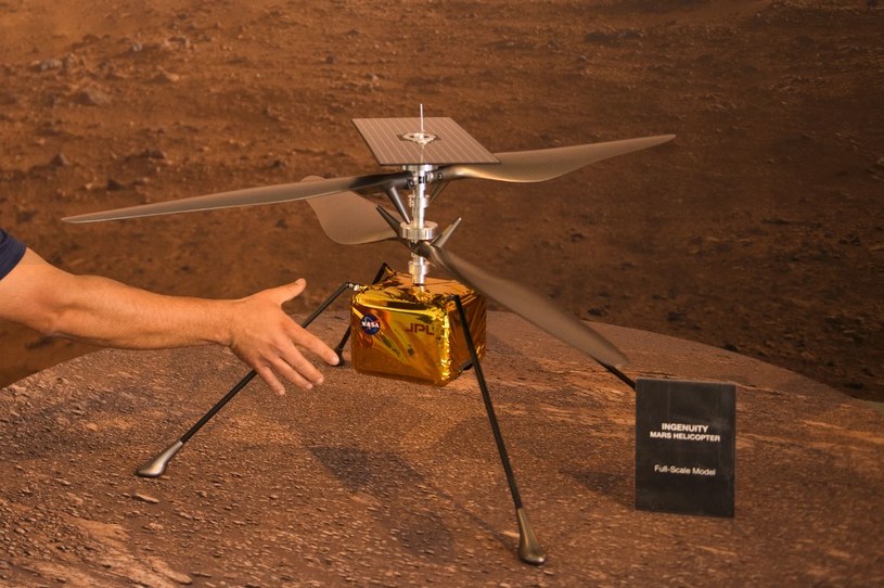 Model Ingenuity Mars Helicopter - jego lot będzie pierwszą taką operacją w historii ludzkości. Nigdy wcześniej nie pilotowano maszyną z powierzchni innej planety /AFP