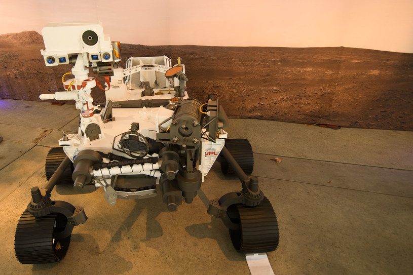 Model łazika - odpowiednik tego, który został wysłany przez NASA na Marsa. Cały projekt Mars 2020 kosztował 2,4 mld dolarów. /AFP