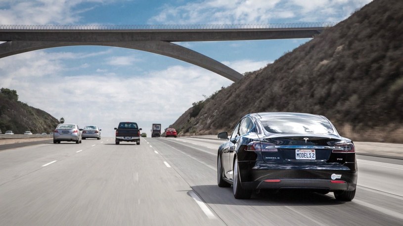 Model S od Tesli pędził po autostradzie, a kierowca był kompletnie nieprzytomny /Geekweek