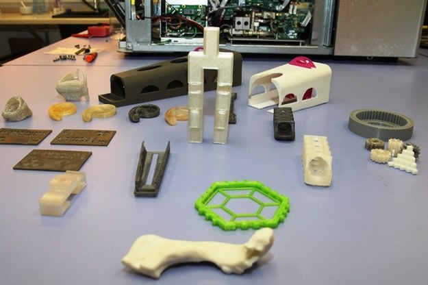 Modele wykonane z opatentowanych materiałów, w tym m.in. fragment tkanki kostnej człowieka, formy uszu / inf. prasowa /&nbsp
