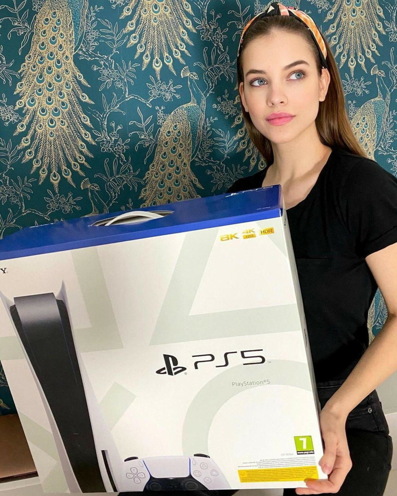 Modelka Barbara Palvin ze swoim egzemplarzem konsoli PlayStation 5 /Face to Face/REPORTER /Reporter