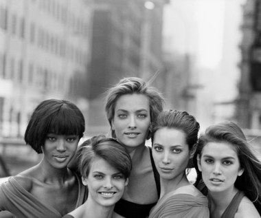 Modelka pojawiła się też w głośnym teledysku do piosenki George'a Michaela "Freedom", na planie którego towarzyszyły jej inne gwiazdy wybiegów: Naomi Campbell, Linda Evangelista, Tatjana Patitz i Christy Turlington.
