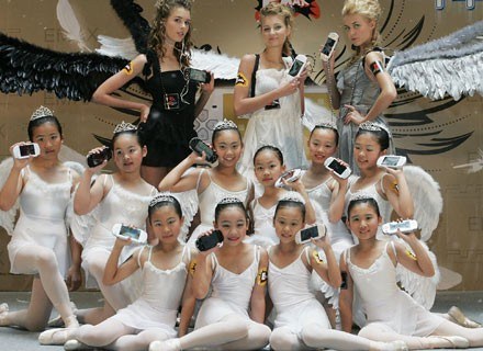 Modelki i młode baleriny na premierze PlayStation Portable w Hongkongu, sierpień 2007 /AFP