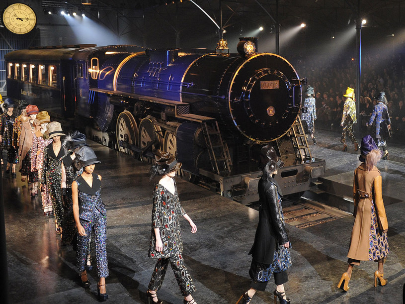 Modelki podczas pokazu wysiadały z pociągu i maszerowały po dworcu kolejowym /Getty Images