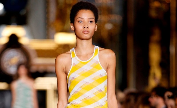 Modelki prawie bez makijażu przebojem paryskich pokazów mody