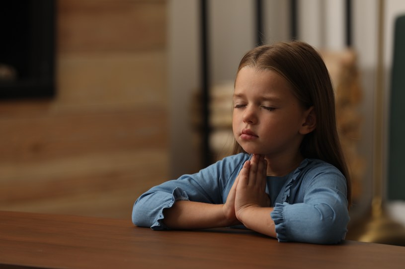 Modlące się dzieci często popełniają zabawne błędy w modlitwach /123RF/PICSEL