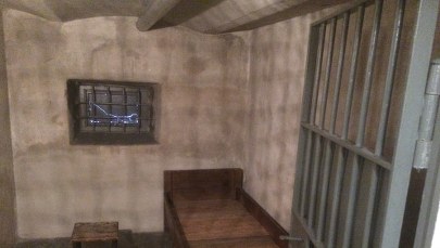 Modlitwy, nazwiska i daty przesłuchań. Napisy na ścianach b. aresztu w Lublinie