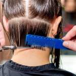 Modna fryzura dla kobiet po czterdziestce. Nie wymaga stylizacji i modeluje twarz 