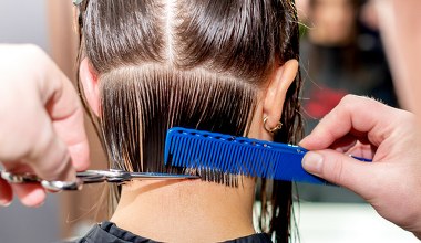 Modna fryzura dla kobiet po czterdziestce. Nie wymaga stylizacji i modeluje twarz 