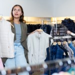 Modne kobiety noszą zamiast kurtek. Jesienią nie ma lepszego wyboru 