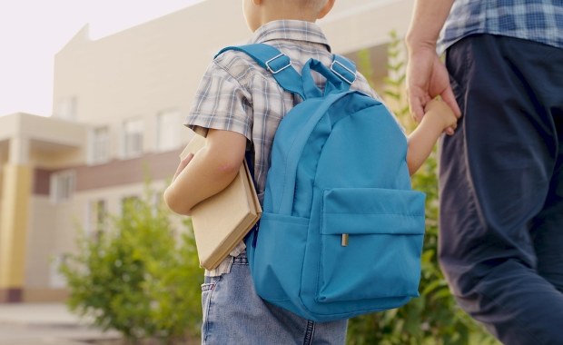 Modnie czy wygodnie i zdrowo dla kręgosłupa? Z jakim plecakiem rozpocząć szkołę?