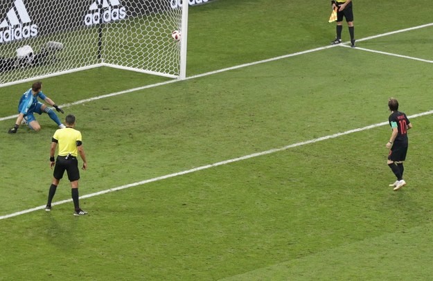Modric wykonuje rzut karny podczas meczu z Rosją /KHALED ELFIQI   /PAP/EPA