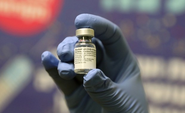 Mogą ruszyć szczepienia przeciw Covid-19. Komisja Europejska zatwierdziła szczepionkę Pfizera
