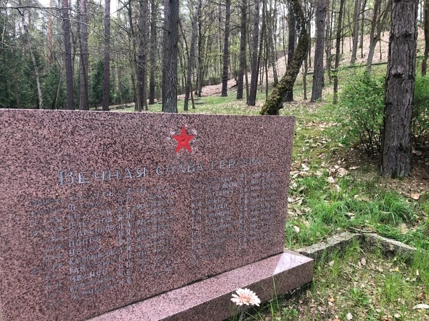Mogiły polskich i radzieckich żołnierzy znajdują się na zboczu wzgórza, wieńczy je obelisk z wciąż widoczną w jego centralnej części czerwoną gwiazdą - symbolem Związku Radzieckiego /Mateusz Chłystun /RMF FM