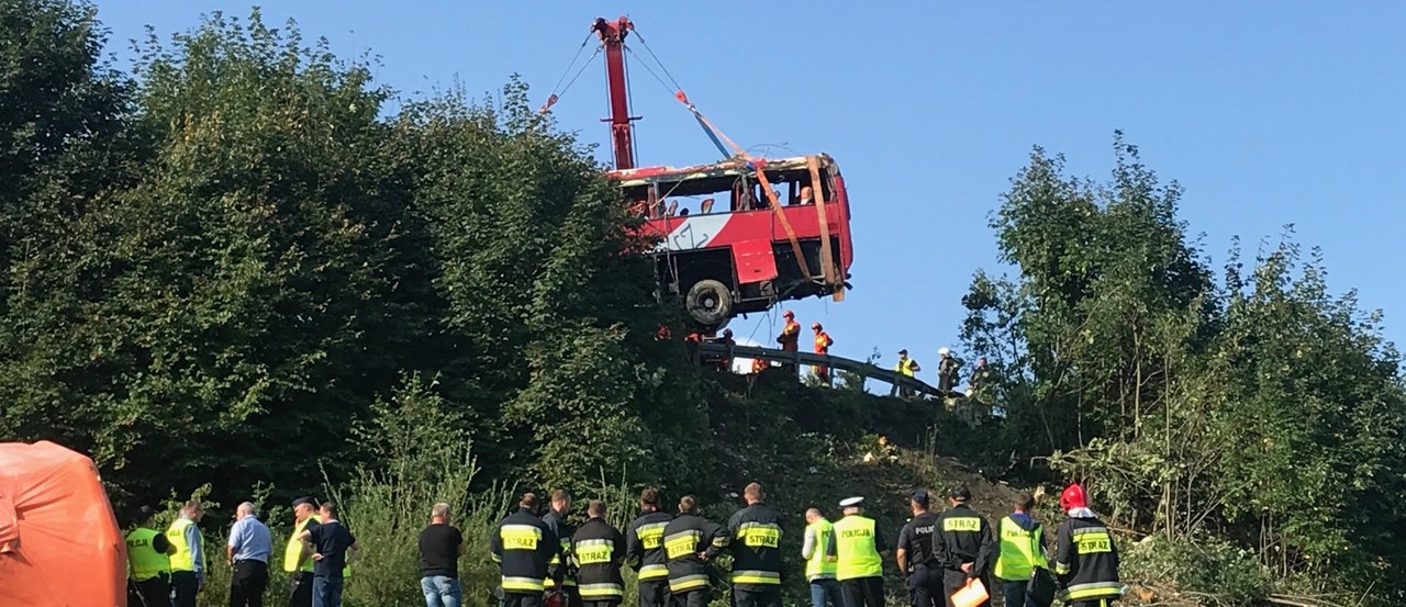 Mogły nie działać hamulce. Biegli sprawdzą stan techniczny autokaru, który rozbił się na Podkarpaciu