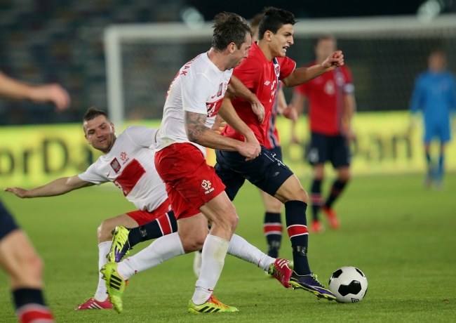 Mohamed Elyounoussi i Tomasz Brzyski /PAP/EPA/ALI HAIDER /PAP/EPA