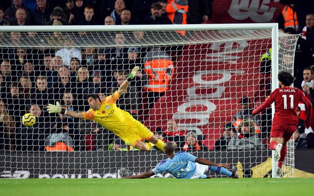 Mohamed Salah strzelający bramkę podczas meczu Liverpool - Manchester City /PETER POWELL   /PAP/EPA