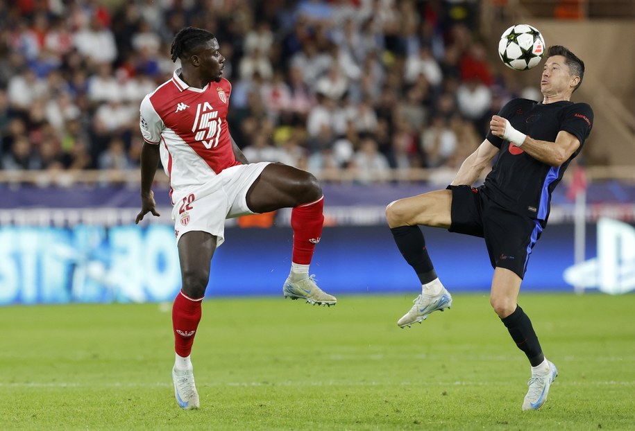 Mohammed Salisu (L) z AS Monaco kontra Robert Lewandowski /PAP/EPA