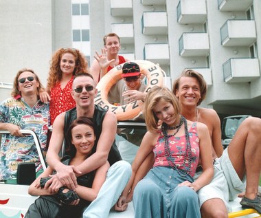 "Mój film jest przeznaczony przede wszystkim dla młodzieżowej widowni. Bohaterami są młodzi chłopcy z maturalnej klasy, którzy uważają, że cały świat należy do nich" - tak charakteryzował swój reżyserski debiut ceniony operator Jarosław Żamojda. 

Główne role w "Młodych wilkach" zagrali Jarosław Jakimowicz ("Cichy"), Paweł Deląg ("Biedrona") i Tomasz Preniasz-Struś ("Cobra"). Wcielili się w chłopców, którzy niedawno ukończyli liceum i zaczęli parać się gangsterką. Ich życie kręci się wokół samochodów, kobiet, narkotyków i pieniędzy.  