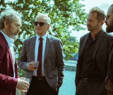 "Mój film to inspirowany prawdziwymi wydarzeniami thriller polityczny. 'Solid Gold' wpisuje się w kategorię filmów political fiction, które odsłaniają przed widzem niejasne powiązania i mówią o sprawach dziejących się poza oficjalnym przekazem. Scenariusz opowiada historię wymyśloną i udramatyzowaną dla potrzeb filmu, którą jednak prawdziwe wydarzenia uwiarygodniają, w myśl zasady, że fikcja nieśmiało naśladuje życie" - opowiada Jacek Bromski.