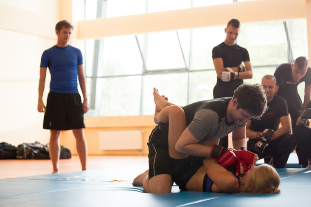 - Mój tata był przez lata w kadrze olimpijskiej judo, mama zajmowała się lekkoatletyką. Mam dwóch braci, obaj trenują judo. Ja tańczyłam. Najpierw trafiłam do musicalu, później do agencji aktorskiej - zdradza Natalia w jednym z wywiadów. /Agencja W. Impact