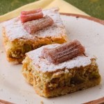 Moja babcia często robiła taki placek z rabarbarem. To przysmak z PRL-u