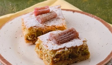 Moja babcia często robiła taki placek z rabarbarem. To przysmak z PRL-u