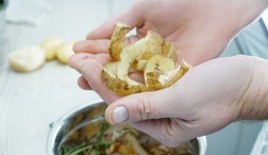 Moja babcia mrozi obierki z ziemniaków. Nie uwierzysz, do czego je wykorzystuje