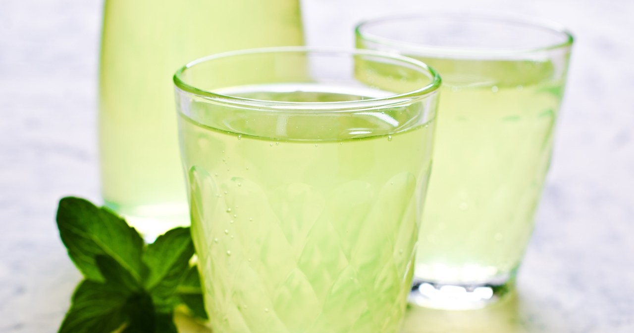 Moja babcia syrop z mięty wykorzystywała do przygotowania pysznej lemoniady /ziashusha /123RF/PICSEL