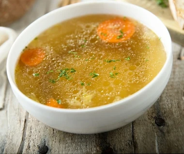 Moja babcia zawsze w ten sposób gotowała rosół. Był złoty i nigdy nie mętniał