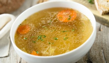 Moja babcia zawsze w ten sposób gotowała rosół. Był złoty i nigdy nie mętniał