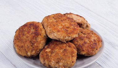 Moja mama dodaje to do mielonych. Są wilgotne w środku i chrupiące z zewnątrz