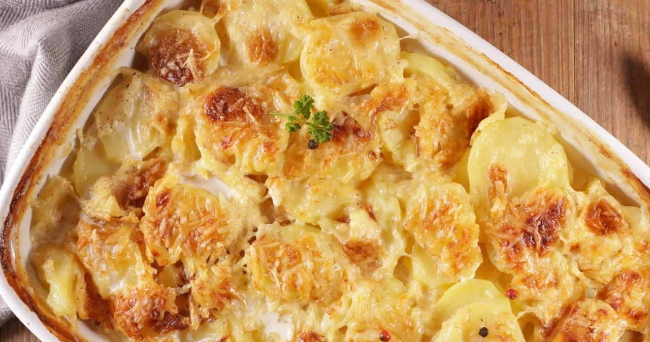 Moja rodzina uwielbia zapiekanki, a ta ziemniaczana z serem cheddar to jeden z naszych topowych przepisów /margouillat /123RF/PICSEL