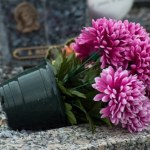 kamienie Moja wiązanka na cmentarz nie boi się podmuchów wiatru. Pomaga ten prosty trik