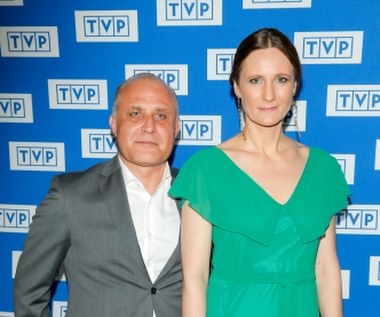 "Moja współpraca z żoną trwa, od kiedy się poznaliśmy, czyli od ponad 20 lat. Na początku była trudna, ale od dobrych 10 lat ustalił się taki model, że świetnie nam się współpracuje, dopełniamy się. To nie jest tak, że ja muszę we wszystkim u niej zagrać - ale jeśli jest dla mnie rola, to ją gram" - twierdzi Przemysław Bluszcz.