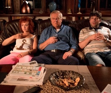 - „Moje córki krowy” to ciepła, pozbawiona fałszu i tanich wzruszeń opowieść o relacjach rodzinnych. Prawdziwa, jak samo życie – czasem smutna, czasem wesoła. „Moim marzeniem jest takie skonstruowanie filmu, żeby widz na zmianę śmiał się i płakał, ale żeby wyszedł z kina zbudowany, a nie podłamany – mówi reżyserka Kinga Dębska.