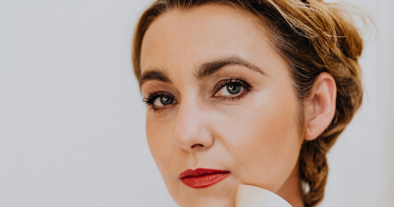 Mokra gąbeczka do makijażu sprawi, że podkład będzie wyglądać jak druga skóra /Karola G /pexels.com