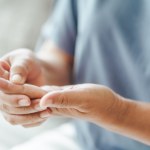 Mokre ręce to nie zawsze wina upału. Szwankować może ważny narząd