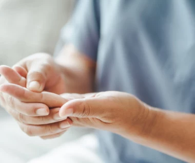 Mokre ręce to nie zawsze wina upału. Szwankować może ważny narząd