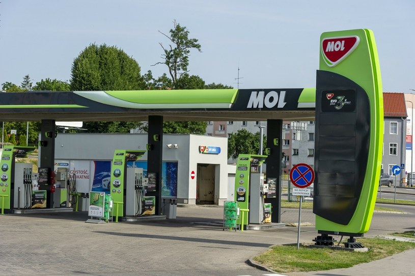 MOL wprowadził nową promocję dla polskich klientów. Rabaty sięgają 45 gr na litrze paliwa /Stanislaw Bielski /Reporter