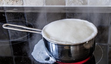 Молоко постійно википає в каструлі? Зробіть це, і ви забудете про проблему