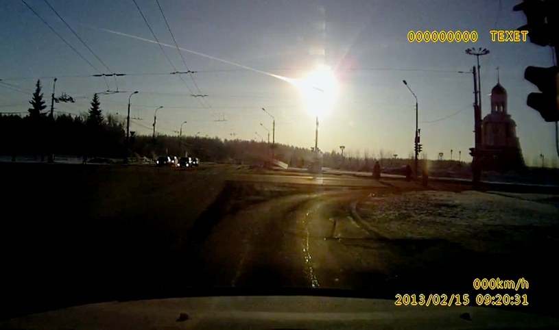 Moment eksplozji meteoru nad obwodem czelabińskim... /AP/EAST NEWS /East News
