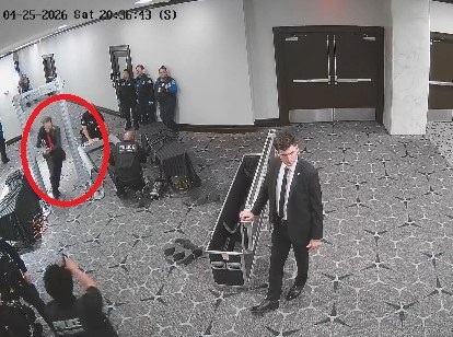 Moment, gdy napastnik wbiega przez bramki bezpieczeństwa /US Attorney Pirro /Twitter