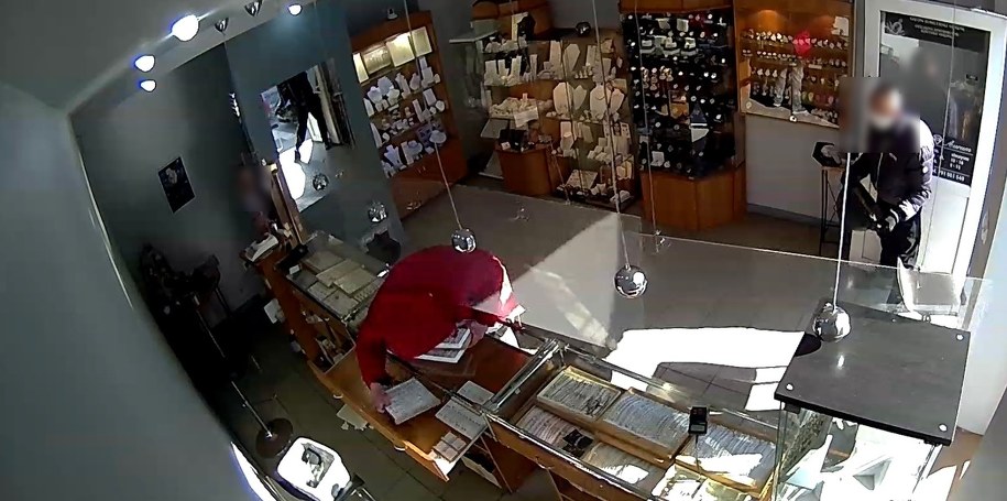 Moment napadu zarejestrowany przez kamery