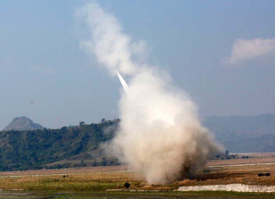 Moment odpalenia pocisku przez system HIMARS (High Mobility Artillery Rocket System) /FRANCIS R. MALASIG /PAP/EPA